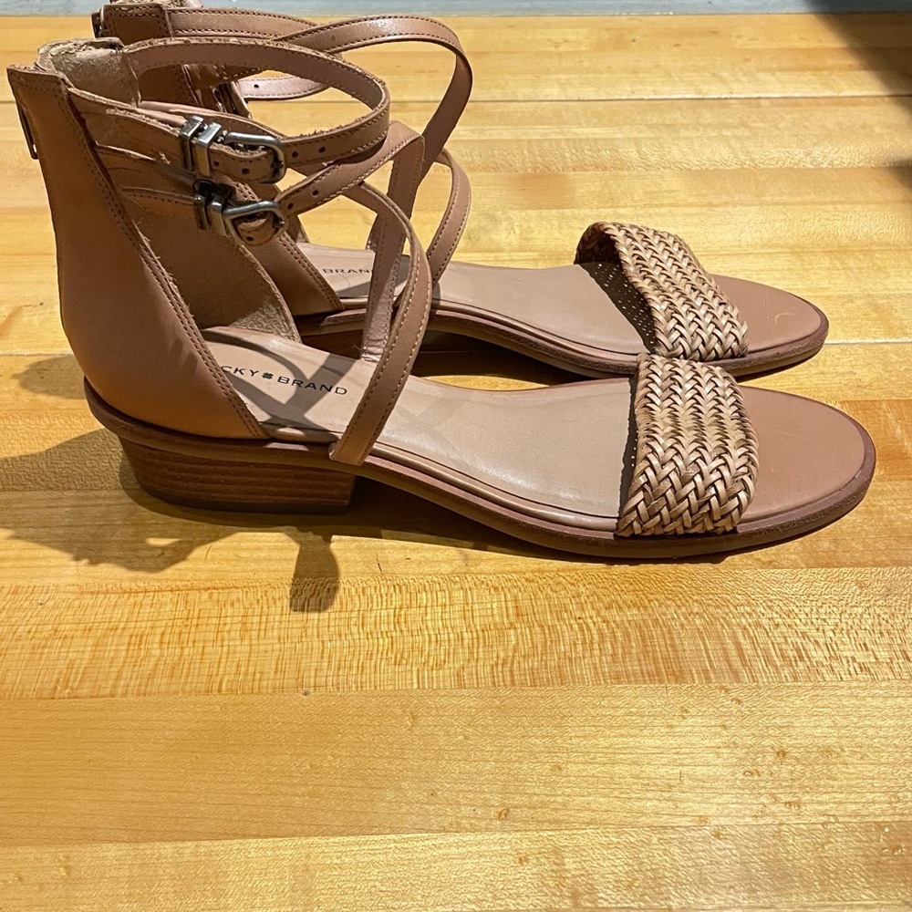 Lucky Brand size 9 leather Tan Braided Strap Sandals